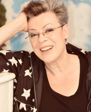 Päivä Mäkinen tulkitsee ja tarinoi Edith Piafin elämästä, lauluista ja rakkaudesta. 