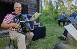yhteislauluillat heinäkuussa torstaisin säestää kari keurulainen