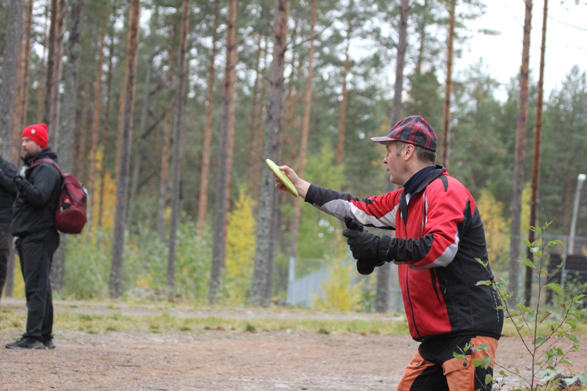 Frisbeegolfia syksyn väreissä.