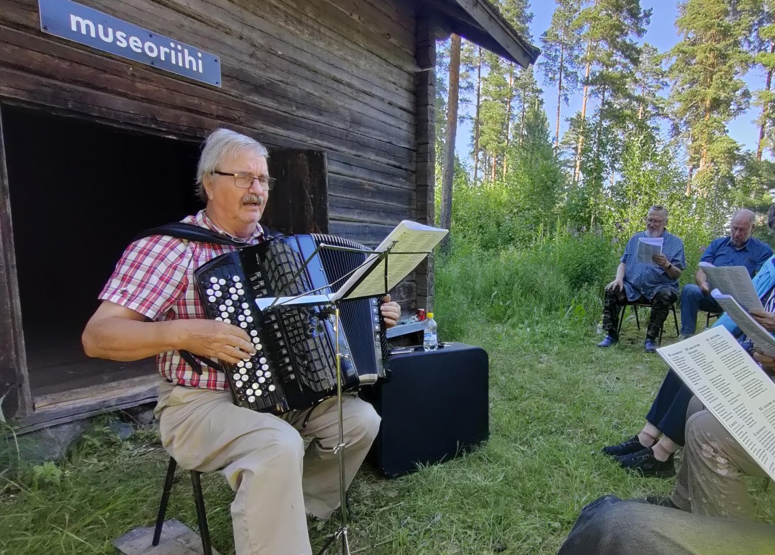 yhteislauluillat heinäkuussa torstaisin säestää kari keurulainen